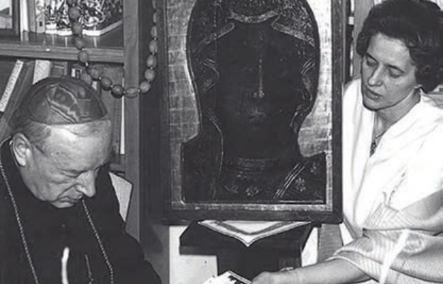 Maria Okońska, Członkini Komisji Maryjnej
(1975-1996), wręcza prymasowi Wyszyńskiemu
obraz Matki Bożej