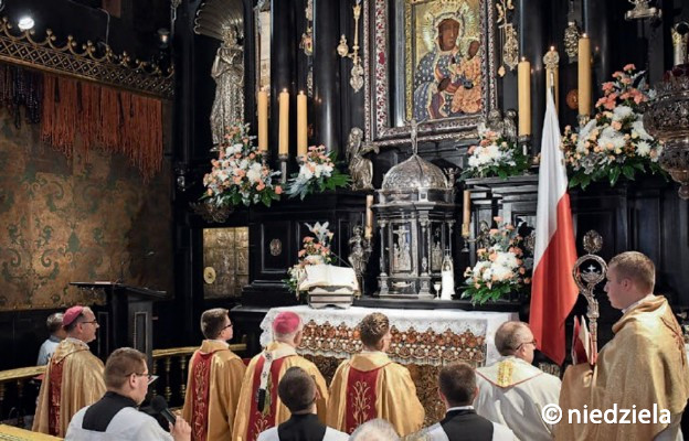 Przed Cudownym Obrazem Matki Bożej Częstochowskiej