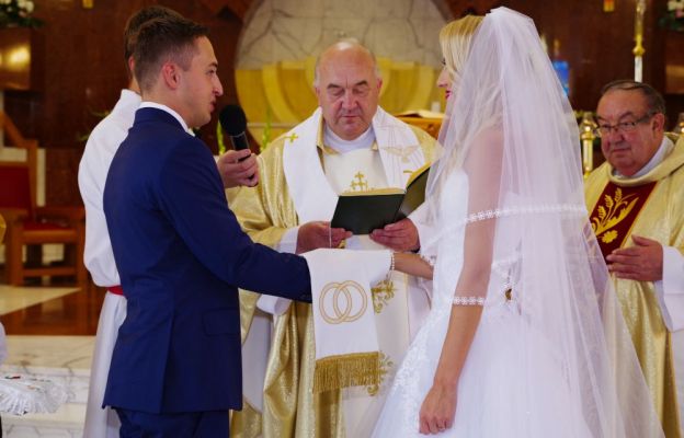 Ks. Tadeusz Dybeł udziela ślubu w kościele św. Piotra w Wadowicach 