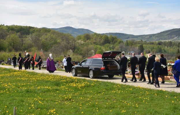 Kondukt żałobny z ciałem Jerzego Kosmetego - cmentarz komunalnym w Szczawnie-Zdroju