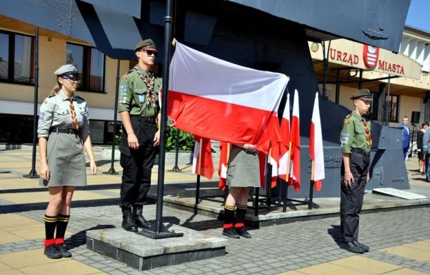 Harcerze pełniący wartę przy fladze /fot. archiwalne/