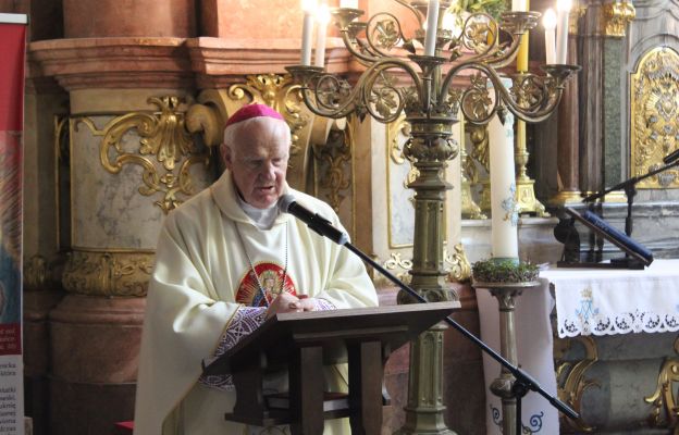 Bp Ignacy Dec podczas Mszy św. w Sanktuarium MB Uzdrowienia Chorych w świdnickiej katedrze