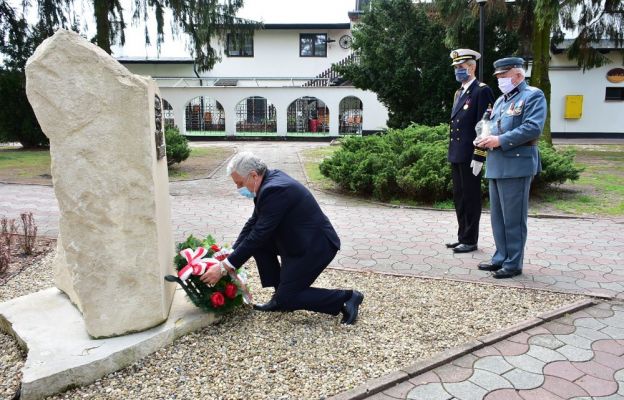 Złożenie kwiatów pod pomnikiem Marszałka Piłsudskiego