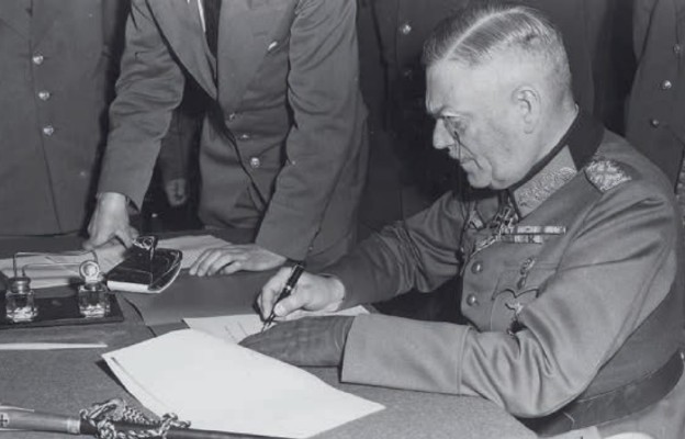 Feldmarszałek Wilhelm Keitel podpisujący akt bezwarunkowej kapitulacji
Niemiec, 8 maja 1945 r.