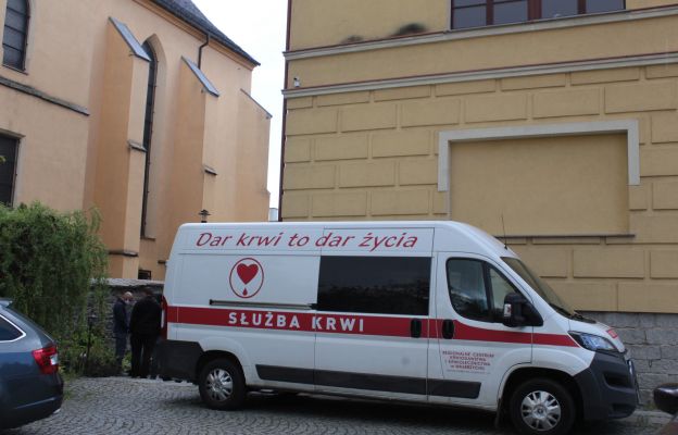 Samochód wałbrzyskiego centrum krwiodawstwa i krwiolecznictwa z wymownym hasłem „Dar krwi to dar życia”, na placu przed plebanią par. Najświętszego Zbawiciela i MB Szkaplerznej w Strzegomiu  -  przypominał o trwającej od rana w mieście akcji zbiórki krwi.