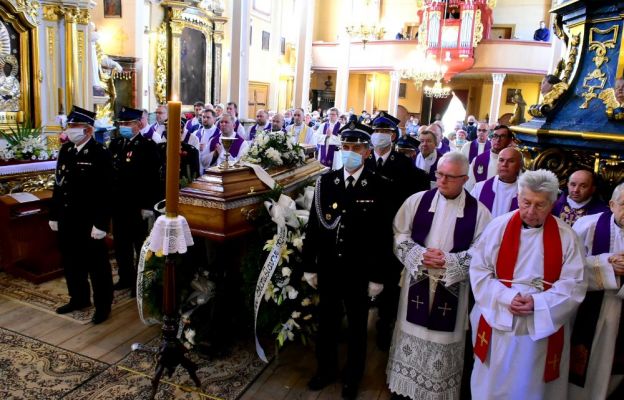 Za zmarłego kapłana modlili się licznie zgromadzeni kapłani, parafianie i druhowie z miejscowej jednostki OSP