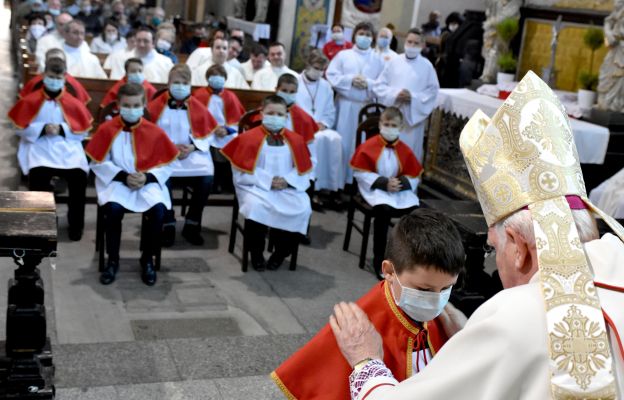 Bp Ignacy każdemu z nowych ministrantów nałożył kołnierz.