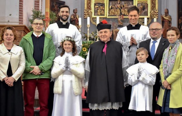 I Komunia św. Michaliny i Macieja – z rodzicami i kapłanami kościoła św. Mikołaja w Brzegu