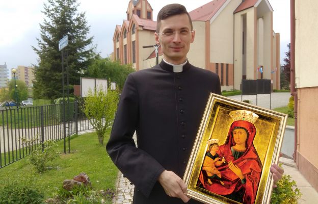Ks. Piotr Sipiorski z obrazem Łaskawej Pani z Krzeszowa