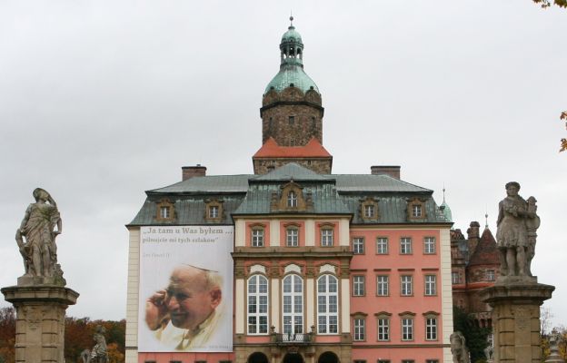 Wizerunek Papieża św. Jana Pawła II na murach Zamku Książ.