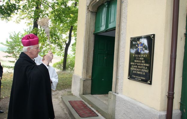 Bp Ignacy Dec u wejścia do Kapicy Świętej Anny w Starych Bogaczowicach, w dniu odsłonięcia tablicy, 2008 r. 