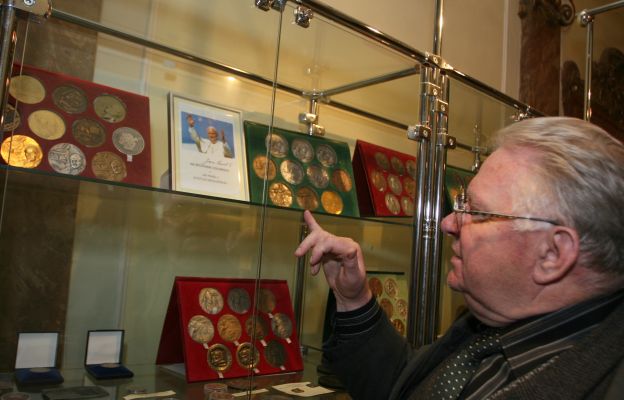 Adam Tyszer - wałbrzyski kolekcjoner, twórca jednego z najbogatszych na świecie zbiorów papieskich medali.