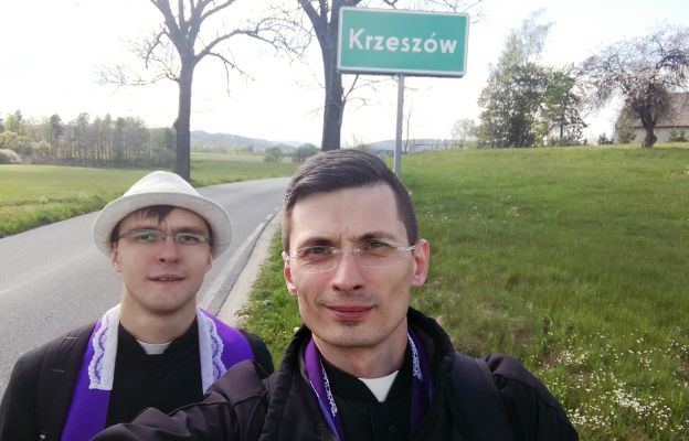 ks. Tomasz Kowalczuk i ks. Piotr Sipiorski dotarli do Krzeszowa.