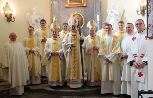 Neoprezbiterzy, diakon z biskupami, rektorem i wychowawcami WSD w Paradyżu