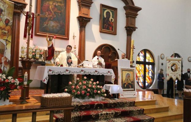 wprowadzenie relikwii i poświęcenie sztandaru św. Rity w parafii Trójcy Świętej we Wrocławiu