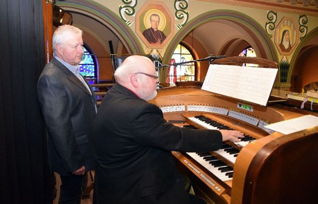 Jerzy Kukla zagrał na organach bielskiej katedry. 