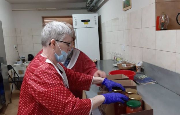 W Zielonej Górze posiłki są przygotowywane przez pracowników Caritas, w Głogowie przez wolontariuszy PZC przy parafii NMP Królowej Polski