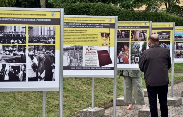 Wystawa zdjęć dokumentujących obecność kard. Wojtyły i kard. Wyszyńskiego w Trzebnicy