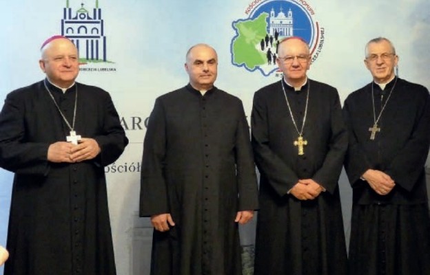 Biskup nominat ks. dr Adam Bab (drugi od lewej) z abp. Stanisławem Budzikiem,
bp. Mieczysławem Cisło i bp. Józefem Wróblem