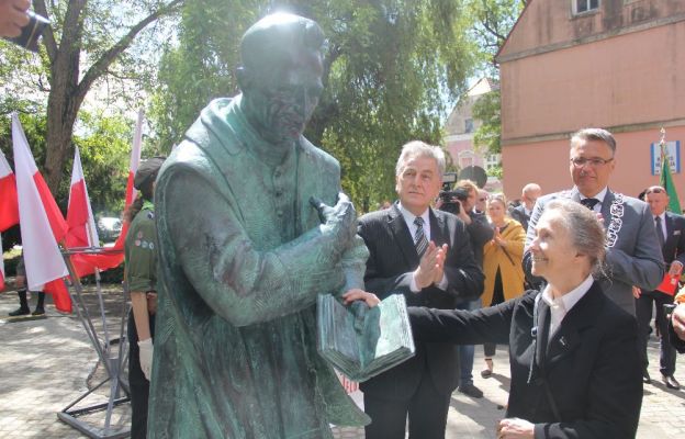 Odsłonięcia pomnika dokonała siostrzenica ks. Kazimierza Michalskiego