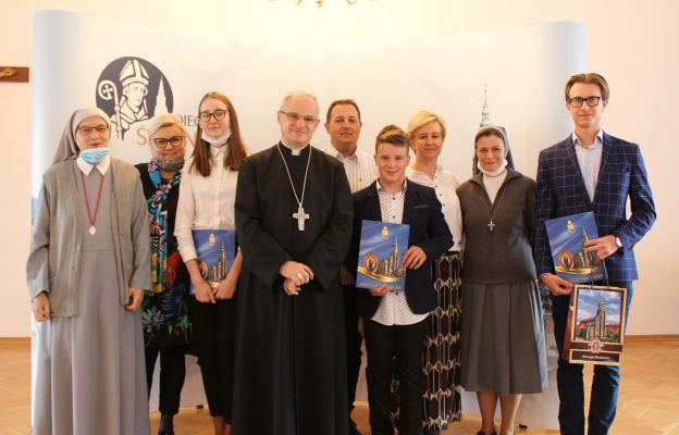 Laureaci konkursu, katecheci i rodzice w pamiątkowym zdjęciu z bp. Markiem.