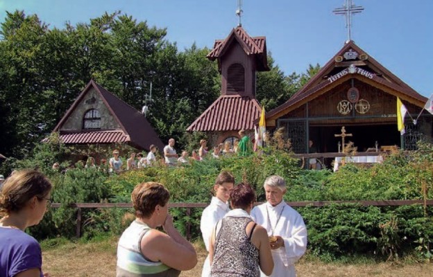 Świeckich szafarzy widać w różnych miejscach. Tę fotografię zrobiono na Groniu Jana Pawła II na długo przed pandemią