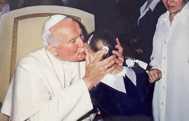 Papież przytula małą Aleksandrę Michalak