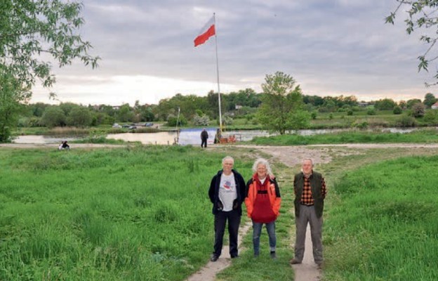 Wyprawa na tratwie „Pielgrzym” trwa. Załoga podczas krótkiej przerwy zeszła na ląd