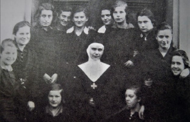 Bł. s. Alicja Kotowska z wychowankami zmartwychwstanek