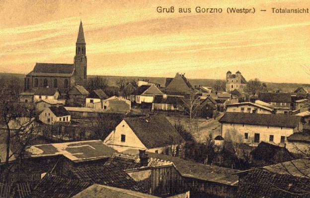 Zdjęcie z początku lat 20. XX wieku, w głębi kościół pw. Podwyższenia Krzyża Świętego