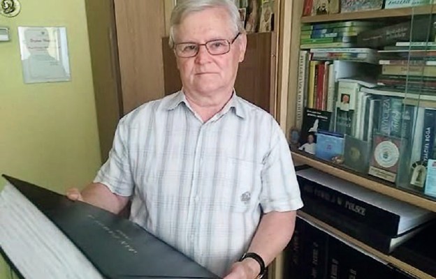 Witold Wilczyński prezentujący jedną z ksiąg kroniki