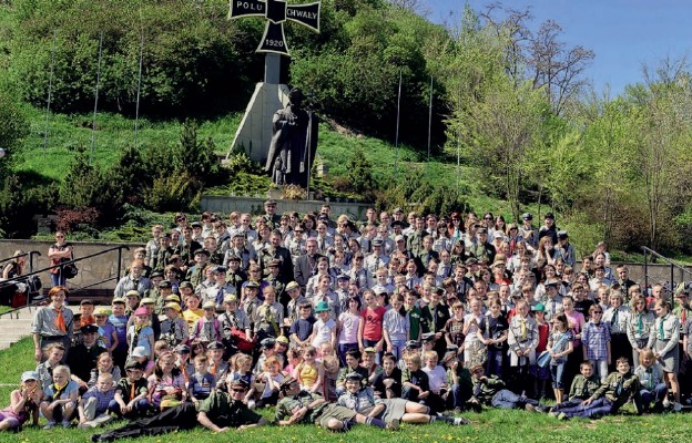 Wspólnota szkolna pod figurą św. Jana Pawła II w Sandomierzu