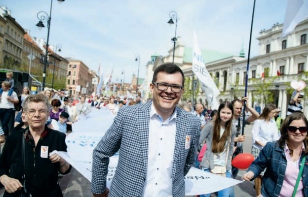 Poseł Piotr Uściński na marszu pro-life niesie flagę, na której spisano homilię
św. Jana Pawła II o ochronie życia, wygłoszoną w Kaliszu w 1997 r.