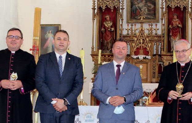 Bp Marek Mendyk i ks. prał. Marek Babuśka otrzymali od samorządowców pamiątkowe statuetki