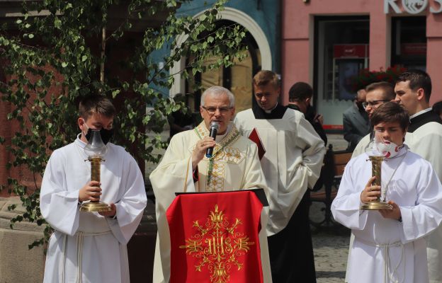 Bp Marek Mendyk głosi homilię przy 3 ołtarzu