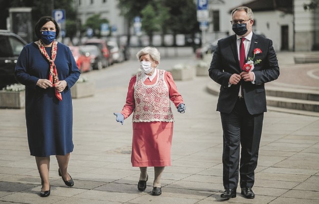 Na zdjęciu od lewej: Małgorzata Sadurska – członek Zarządu PZU SA, Zofi
Czekalska ps. Sosenka, Henryk Mucha – prezes Zarządu PGNiG Obrót Detaliczny