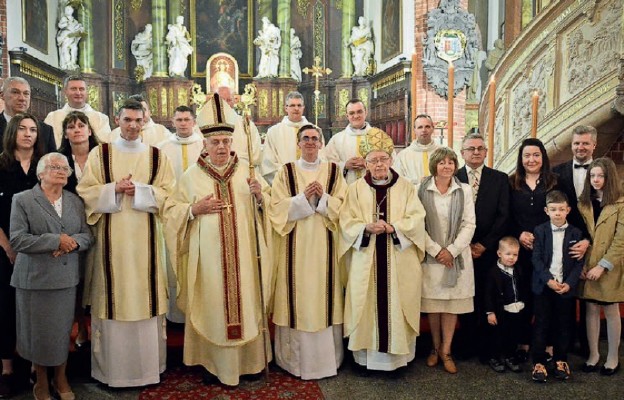 Wspólna fotografia nowych diakonów z księżmi biskupami i rodzinami