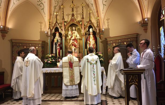 Kapłani podczas sprawowania Najświętszej Ofiary.