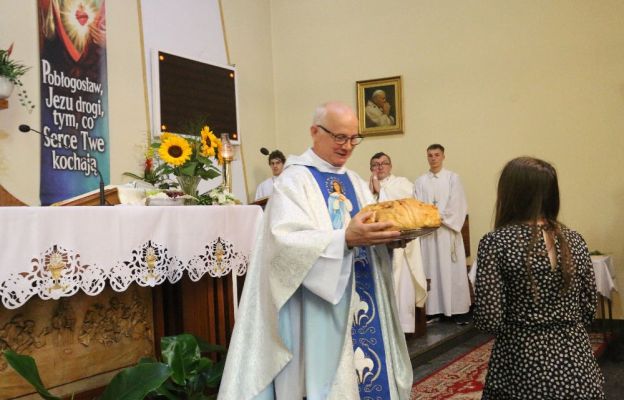 Przedstawiciele parafii składają dary na ręce ks. prob. Marka Michalika