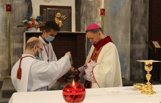 Asystę przygotowała Służba Liturgiczna miejscowej parafii. Kacper Buczek i Marcin Oślizło podają biskupowi trybularz z kadzidłem.