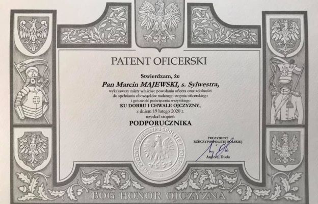 Patent oficerski, który odberał ks. Marcin Majewski