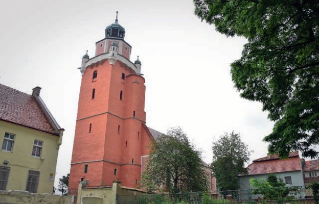 Bryła kościoła zaznacza się nad niską zabudową centrum Kątów Wrocławskich