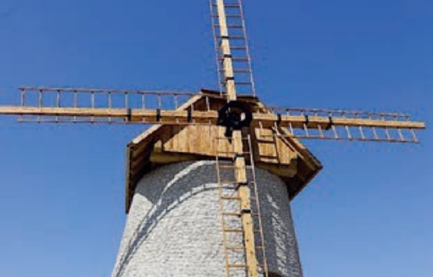 Odrestaurowany wiatrak w Krasocinie