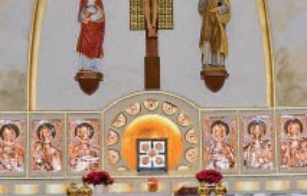 Nowa aranżacja ołtarza głównego w Morawicy