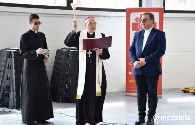 Bp Antoni Długosz dokonuje poświęcenia nowego magazynu