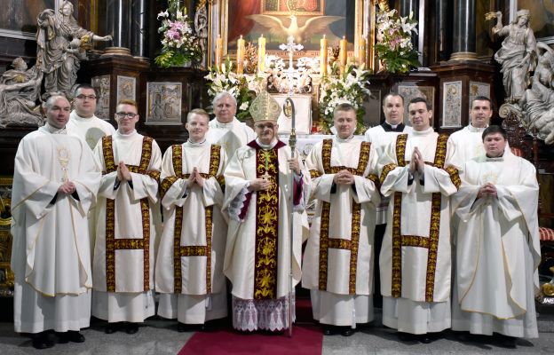 Nowo wyświęceni diakoni wraz z biskupem i przełożonymi seminarium.