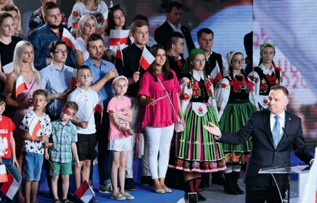 Andrzej Duda z wygranej w I turze wyborów cieszył się z mieszkańcami Łowicza