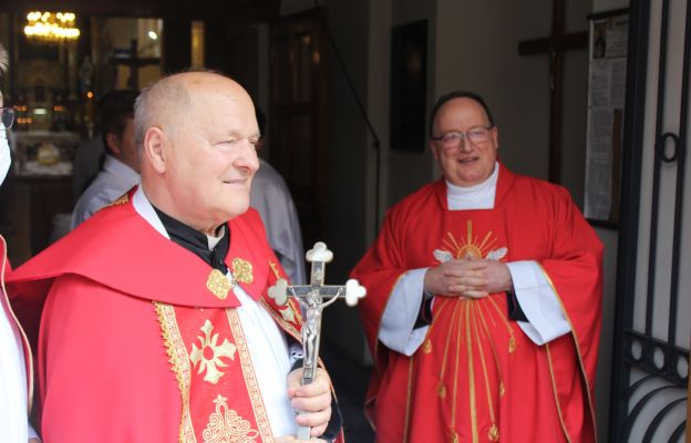 Proboszcz ks. kan. Jan Mrowca i ks. kan. Józef Siemasz, dziekan dekanatu Świebodzice.