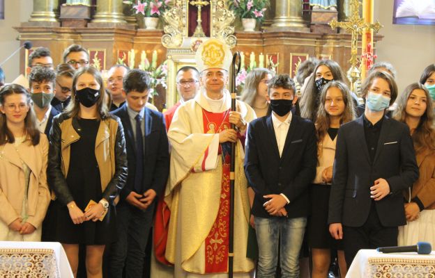 Młodzież z księdzem biskupem