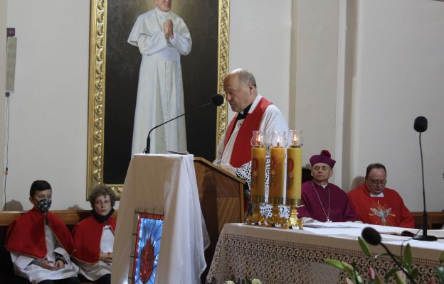 ks. kan. Jan Mrowca odczytuje sprawozdanie za ostanie 5 lat.